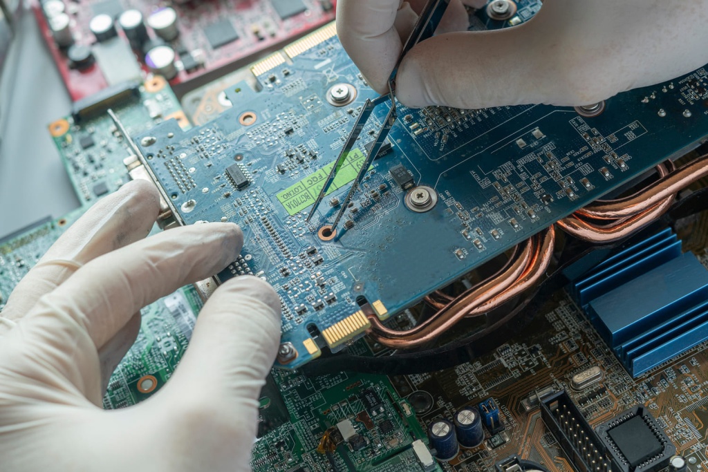 Ценные радиодетали в телевизоре | ООО «СПЕКТР ДМ»